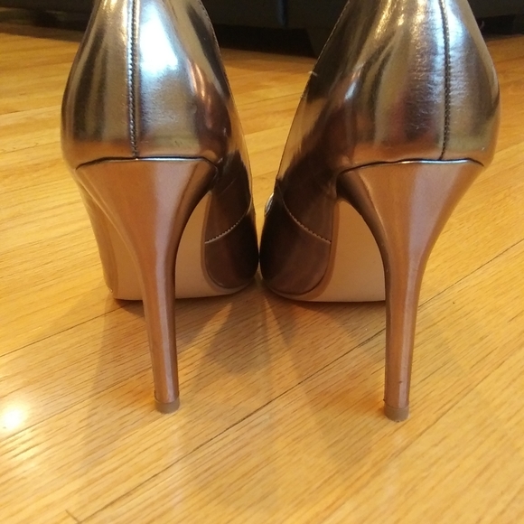 Pumps - Picture 2 of 8